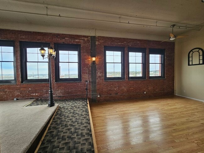Building Photo - 200 Main St