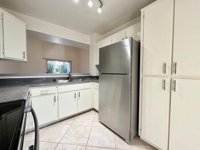 Foto del edificio - Move In Ready 2 Bed 2 Ba Townhome in North...
