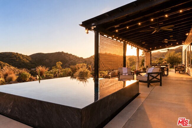 Foto del edificio - 32194 Mulholland Hwy