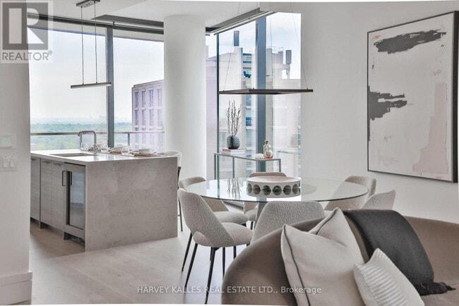 Photo du bâtiment - 215 Lonsdale Rd