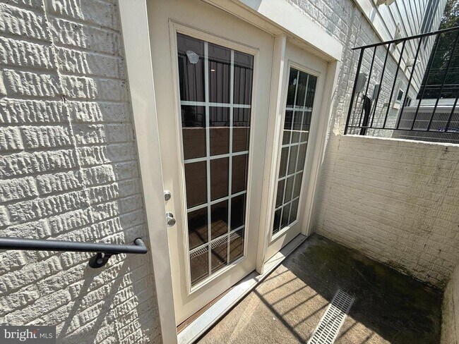 Foto del edificio - 7430 Howard Ct