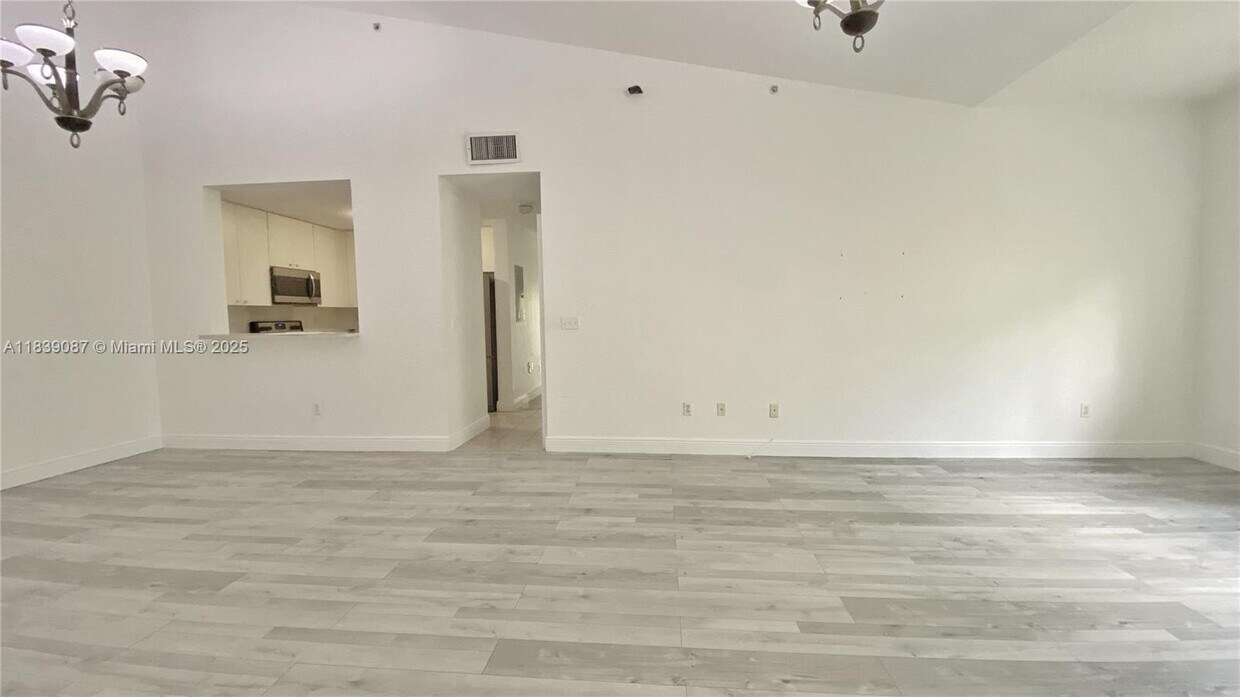 Foto principal - 2941 Riverside Dr
