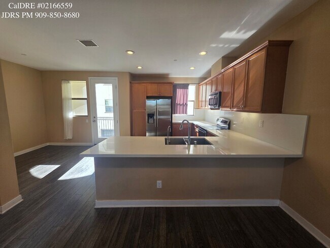 Building Photo - Bellflower 3 Bedroom Townhouse