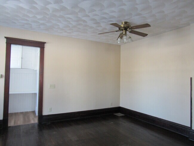 Building Photo - 413 12th St