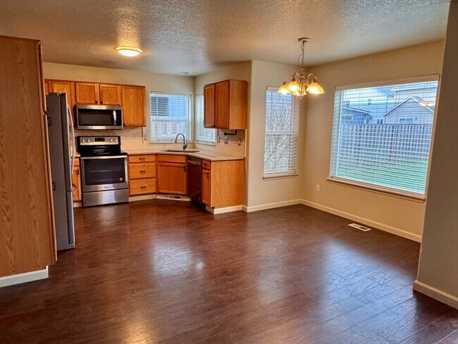 Foto del edificio - Beautiful Home with Hardwood Floors, Open ...