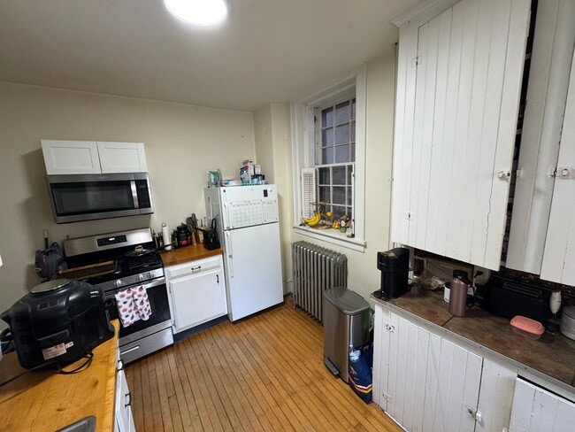 Building Photo - 370 Maple St