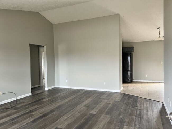 Foto del edificio - Gorgeous south side single family home in Romney Run subdivision. Fenced in back yard