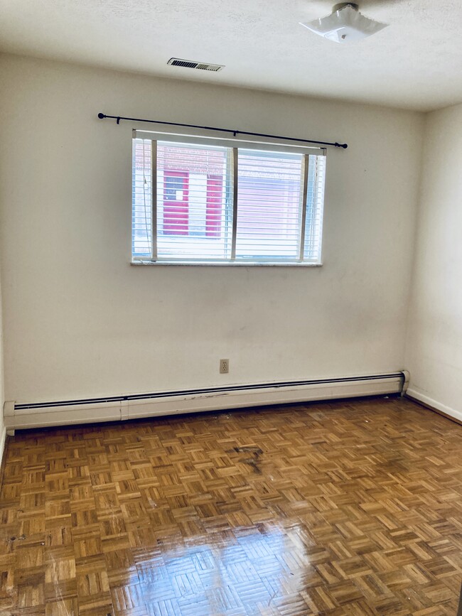 Building Photo - 5910 Belmont Ave