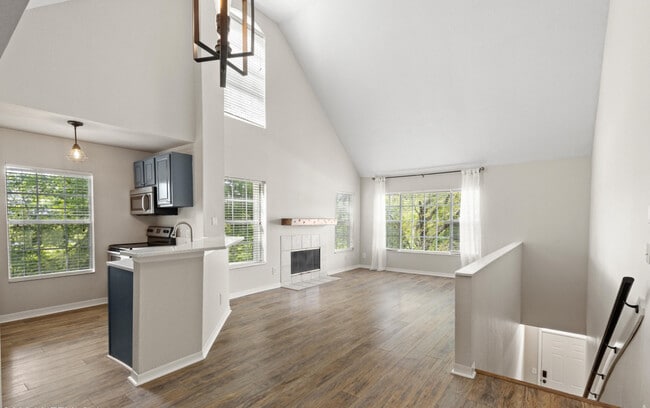 Building Photo - 13700 Richmond Park Dr N