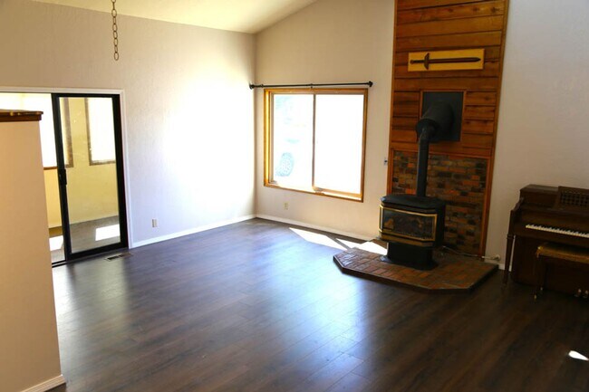 Foto del edificio - Cute 2 bed 1 bath Home 2 Car Garage Office