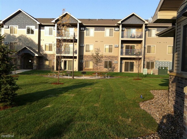 Building Photo - 10 42nd St E