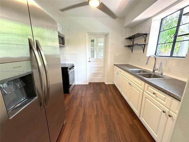Building Photo - 2920 SW 57th Ct