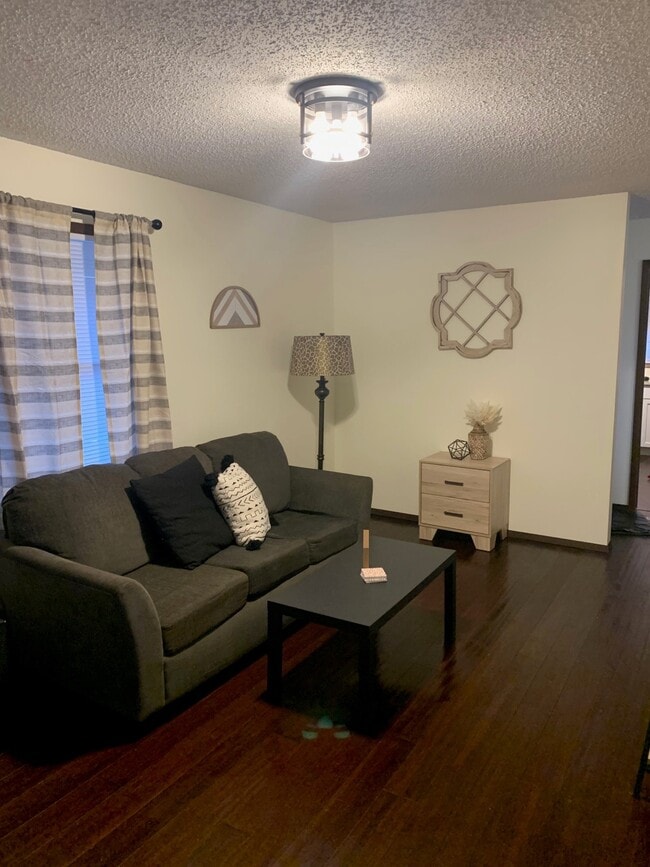 Building Photo - 617 4th St