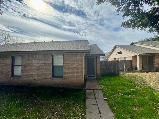 Foto del edificio - 2504 Hickory Dr