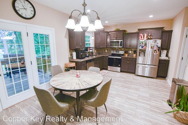 Building Photo - 3 br, 2.5 bath House - 338 Chalet Circle