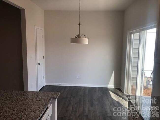 Foto del edificio - 3 bedroom townhome available now!