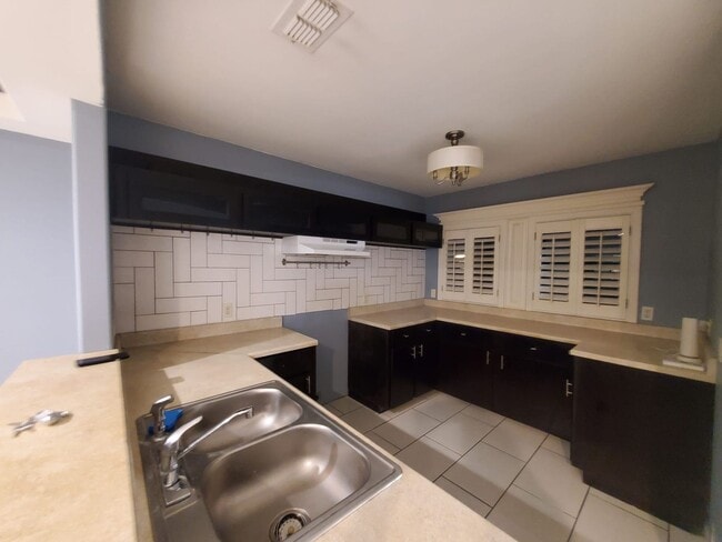 Building Photo - 1309 W Villa St