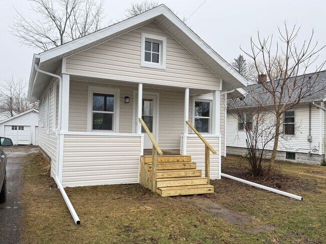 Foto del edificio - Recently Remodeled 2-Bedroom Single-Family Home with Garage Access