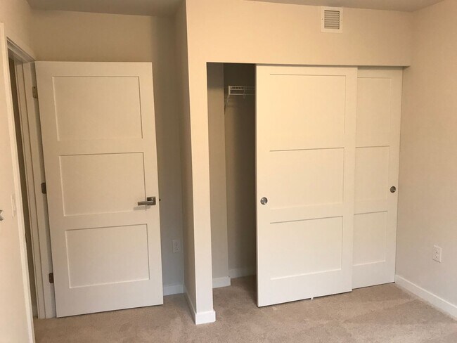 Foto del edificio - Newer 2 bed / 2.5 bath condo in Bryant Heights.