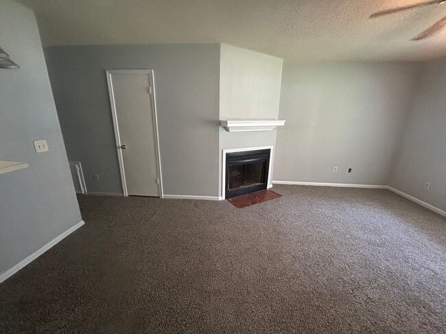 Building Photo - 107 Country Town Dr