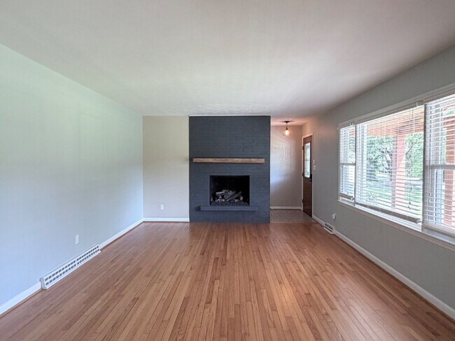 Foto del edificio - Updated 3BR Home in Beaver Lake | Fenced Yard, Garage, Covered Porch & Outdoor Fireplace | Pet Fr...