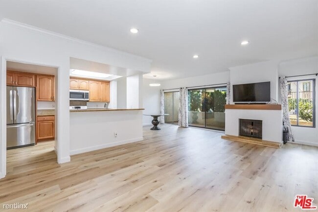 Building Photo - 2 br, 2 bath Condo - 8180 Manitoba St Apt 111