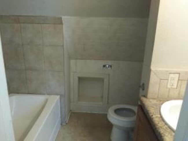 Building Photo - 4 Bedroom / 2 Bath House