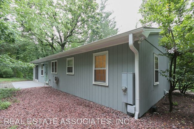 Building Photo - 726 Bradley Rd