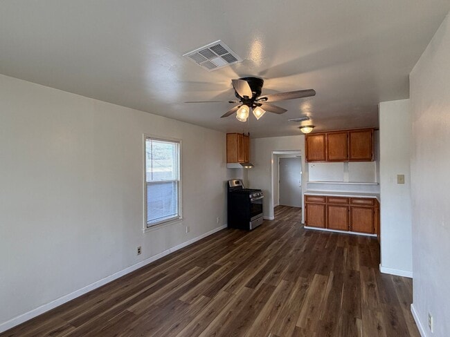 Building Photo - THREE BEDROOM ONE BATH HOME