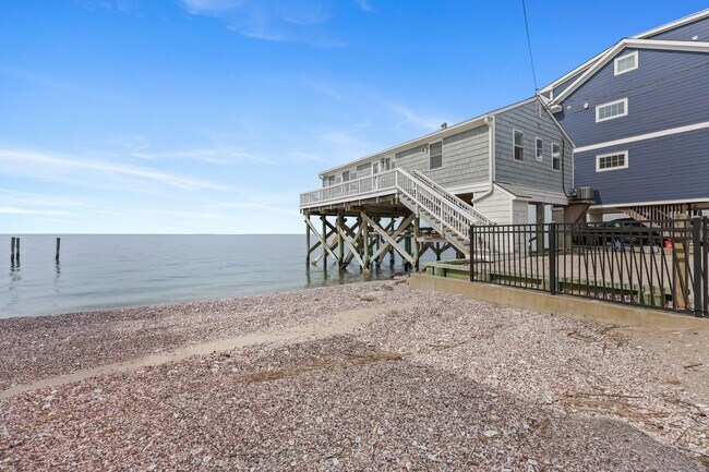Building Photo - 2167 Fairfield Beach Rd