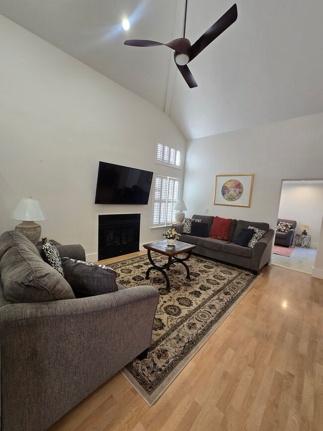 Foto del edificio - Furnished, 1-Year Long-Term Rental