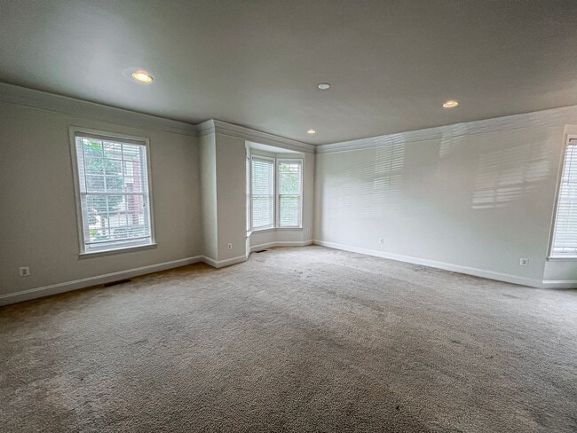 Building Photo - Huge 3 Bedroom 2.5 Bathroom Brick Townhome...