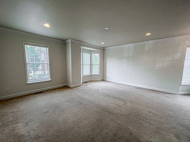 Foto del edificio - Huge 3 Bedroom 2.5 Bathroom Brick Townhome...