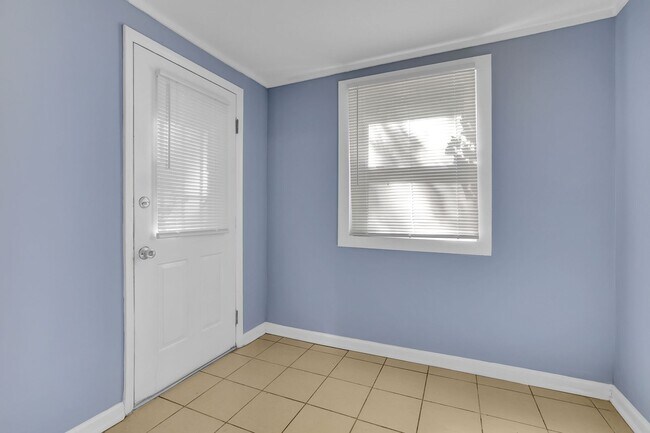 Foto del edificio - Don’t Miss Out! Look, Lease, and Live Spec...