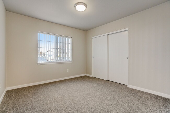 Building Photo - Legacy Oaks Apartments