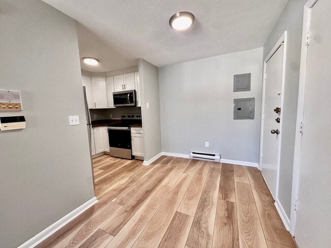 Building Photo - 837 River St