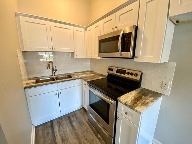 Building Photo - 1302 N Maple St