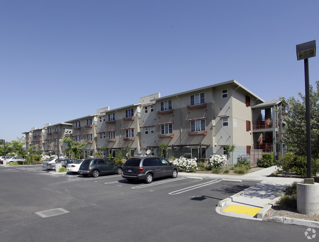 Primary Photo - Eleanor Roosevelt Circle Apartments