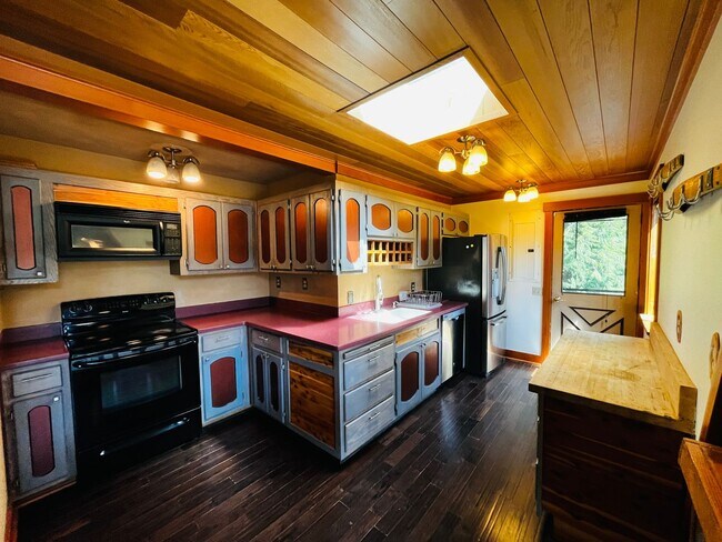 Foto del edificio - Wonderfully Eclectic Bainbridge Home, Perfect for Nature Lovers!