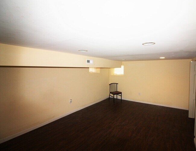 Building Photo - 121 S Wickham Rd