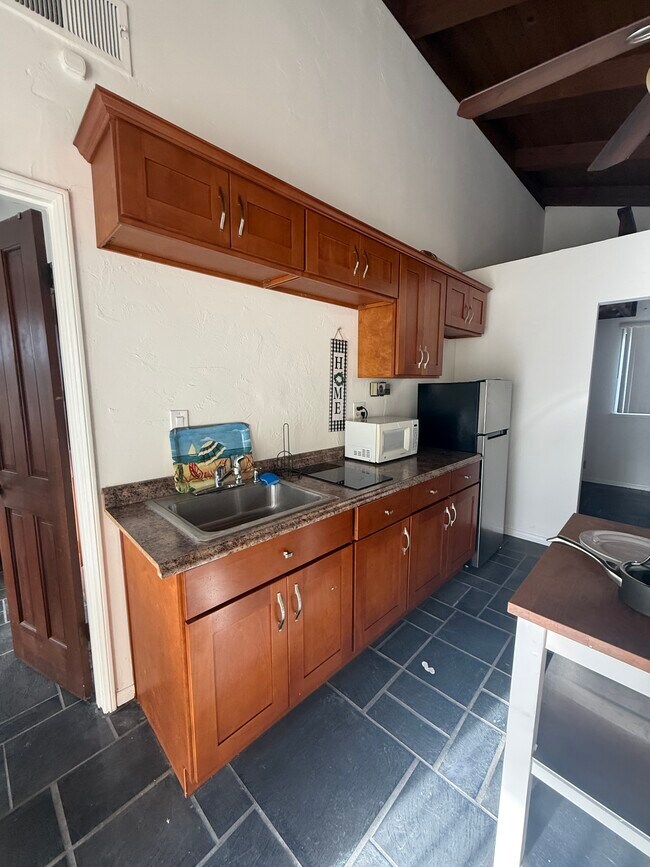 Foto del edificio - 12011 Browning Ave