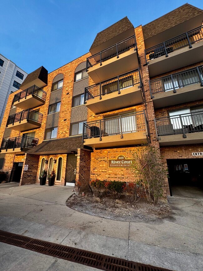 Foto del edificio - 603 S River Rd