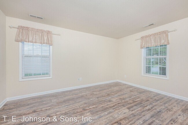 Building Photo - 3 br, 2 bath House - 5190 Queensway Road