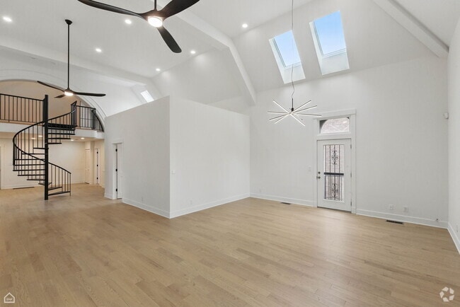 Building Photo - 1457 N California Ave