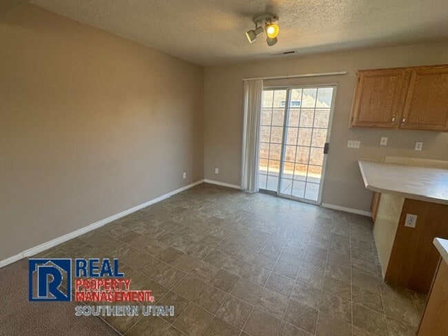 Building Photo - Townhome off Sunset Blvd