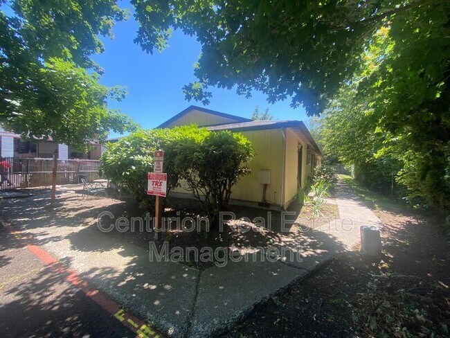 Building Photo - 160 Manbrin DR NE