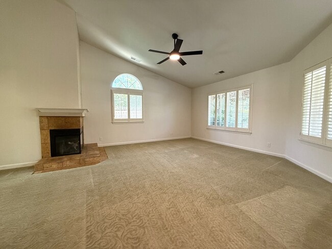 Building Photo - 19 Goldeneye Ct