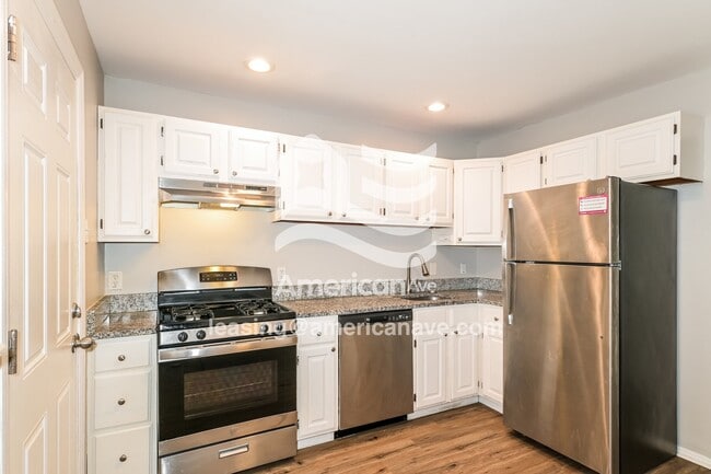 Building Photo - 690 Loyola Dr