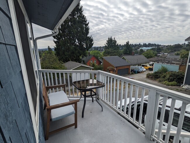 Private front deck - 4406 34th Ave S