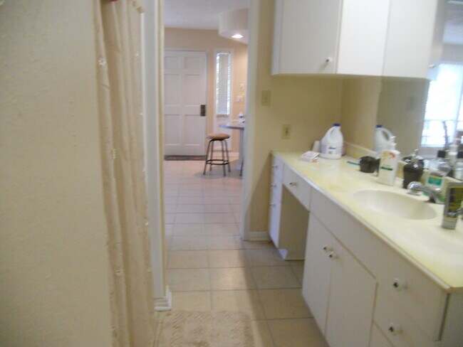 Building Photo - 811 Plum Tree